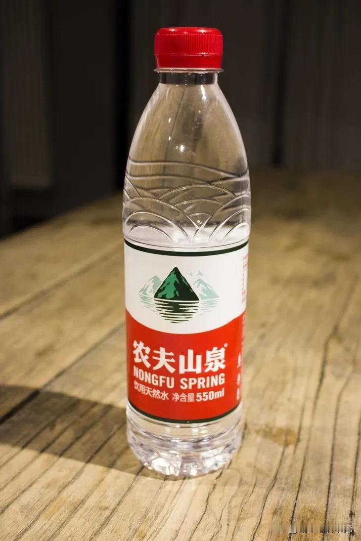 网友们太厉害了，现在的网友可以将一座企业推上神坛，也可以将一座企业拉下神坛，记得