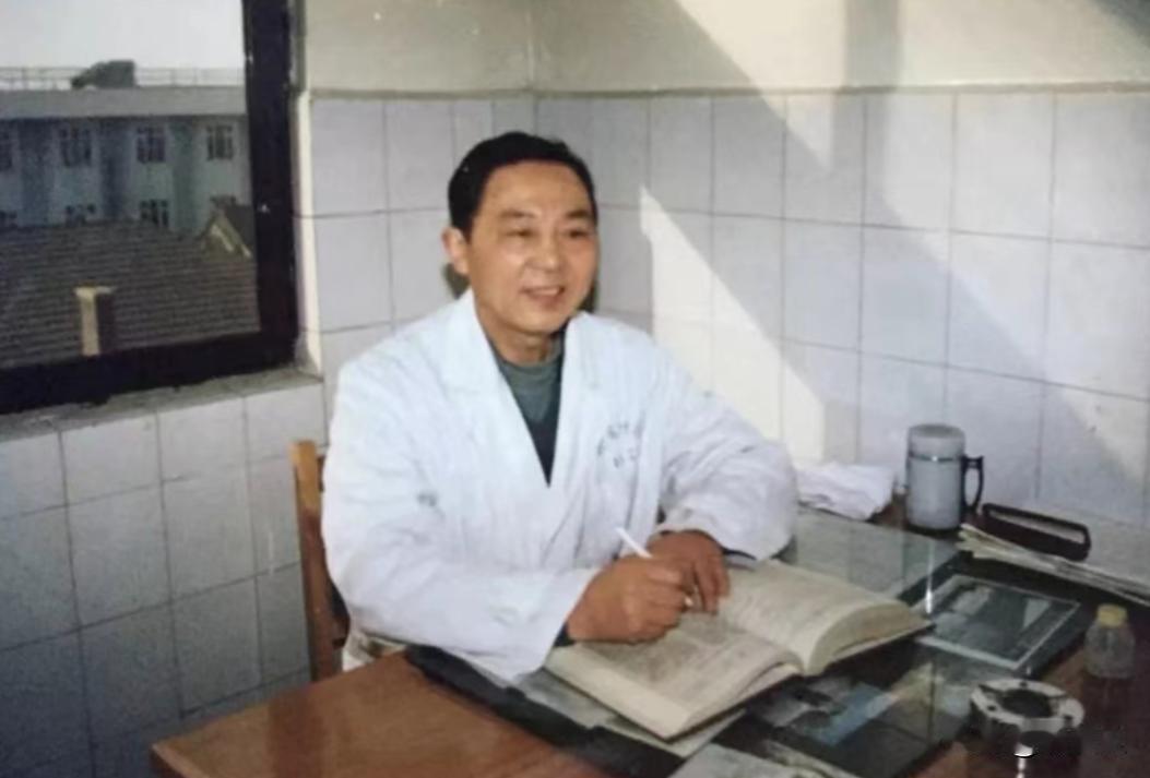 1970年，徐州一主任医生趁妻子不在家，偷偷服用了4克曼陀罗花，所有人都以为他疯