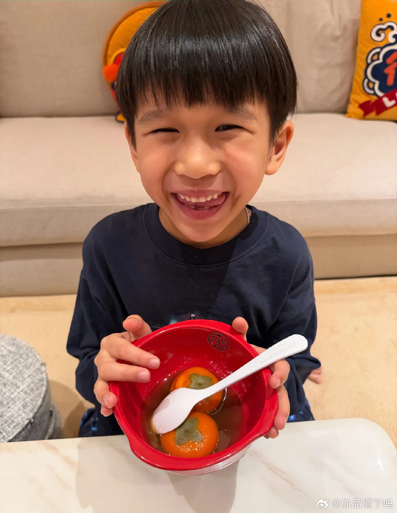 元宵暖意：女星们的家庭温情时刻黎姿元宵节晒出全家福，她真是名副其实的好女儿、好姐