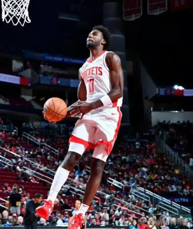 有人说，伊森有作用但他属于技术粗糙不用脑子打球，时不时的还短路，莫名其妙的犯规。