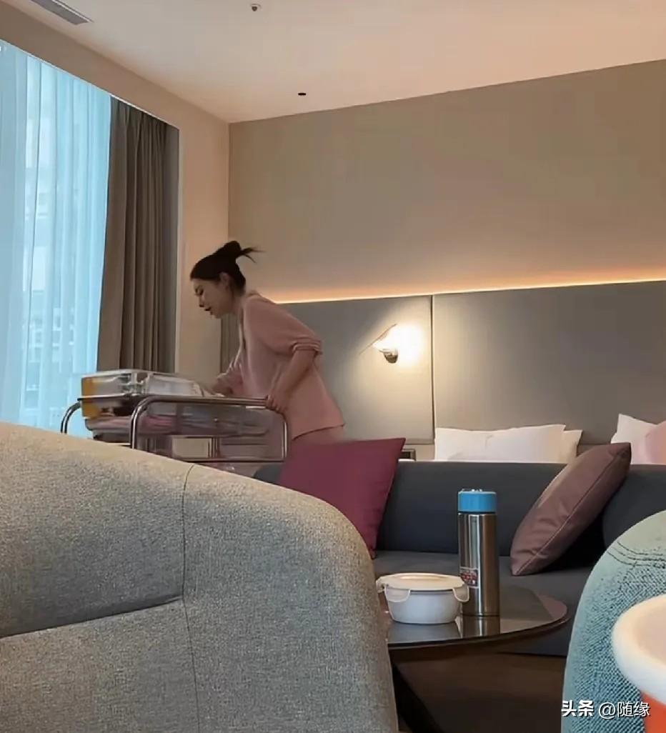 马筱梅自己在月子中心带汪宝儿，她推着婴儿床问，你来这里可不可以？
她把宝宝推到自