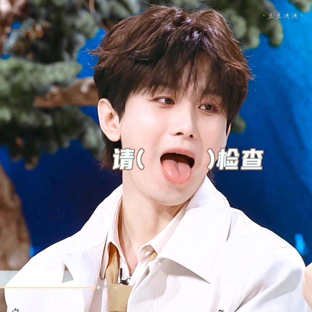 这位小朋友 检查牙齿🦷的时候，不要把舌头伸出来哦 