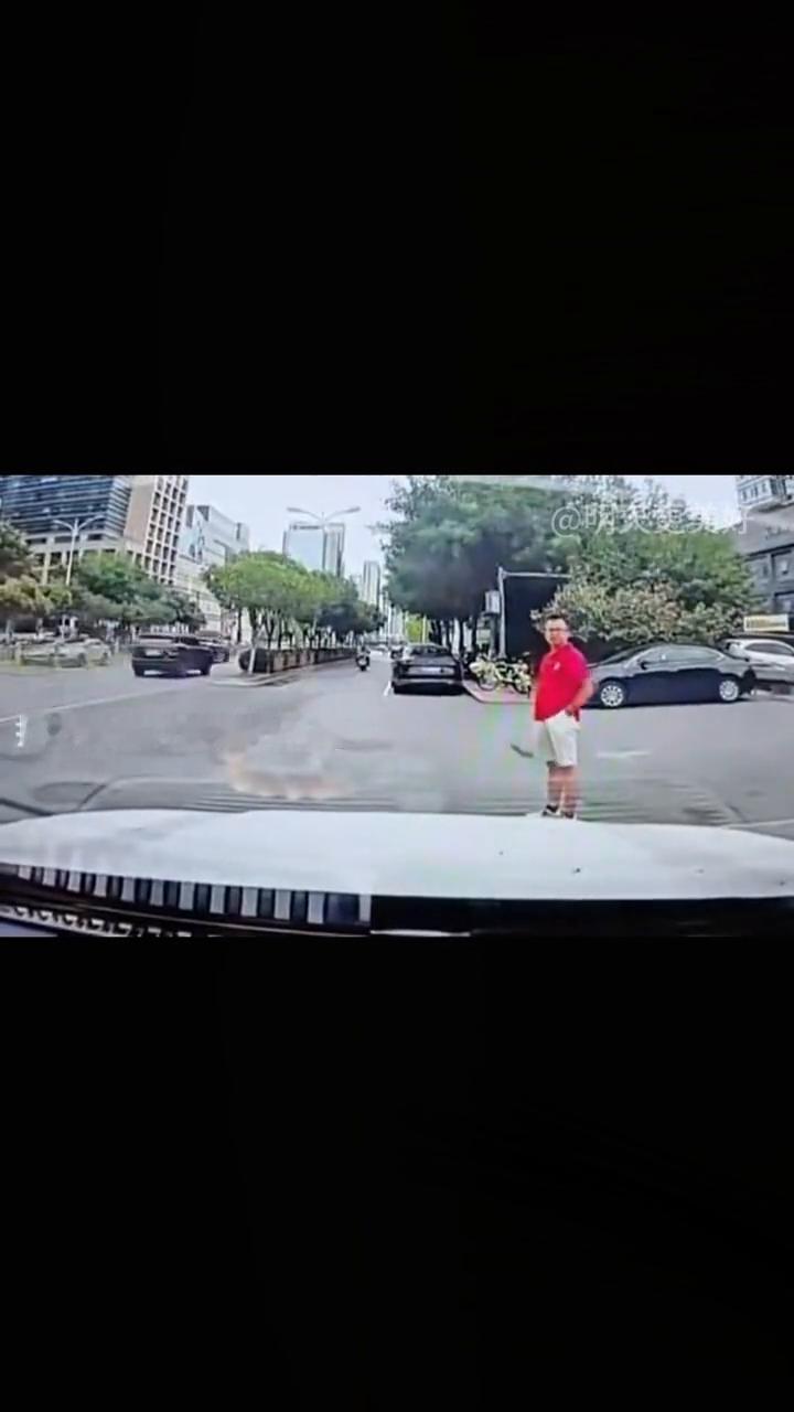 打右转向灯按喇叭不理。