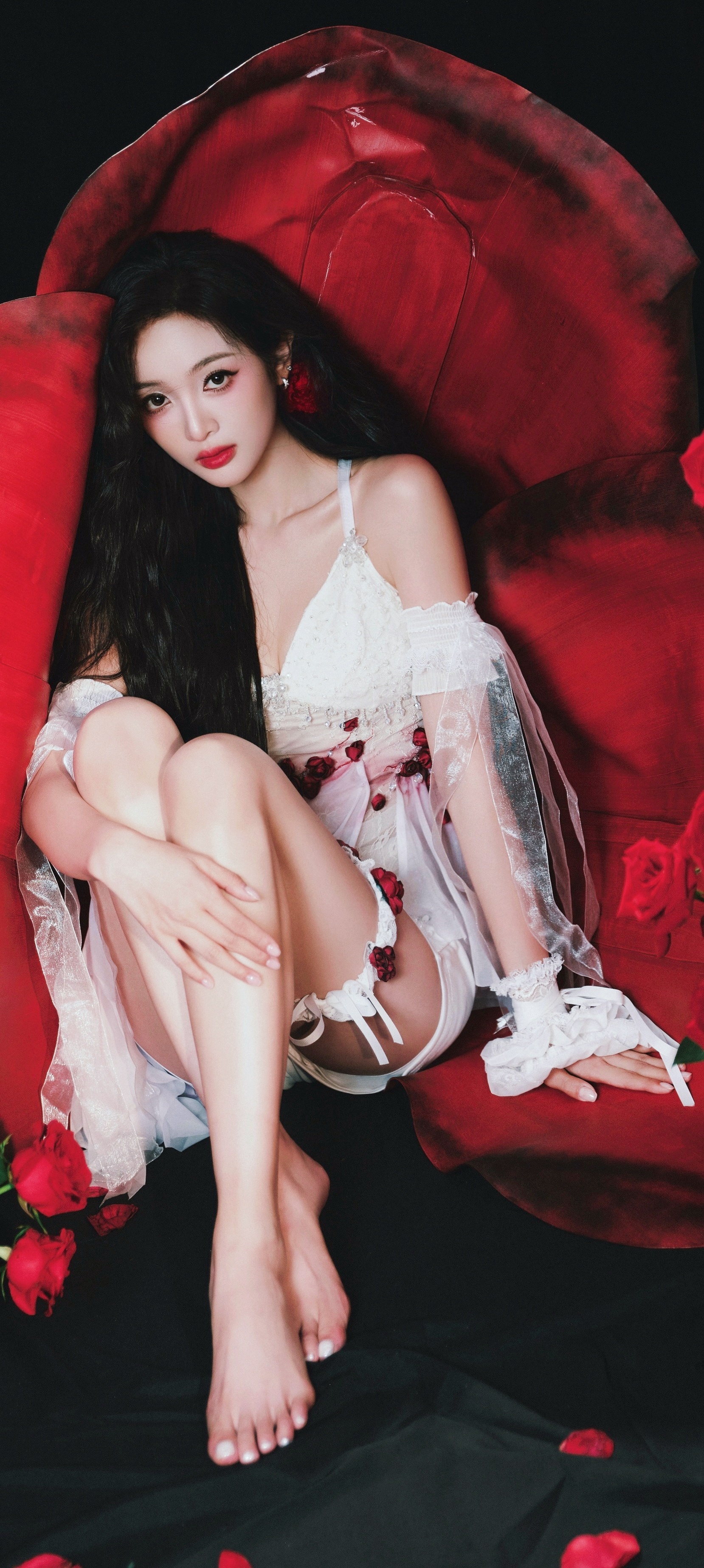 吴宣仪穿搭壁纸精选：好看的光脚丫妆造大长腿美图集。吴宣仪