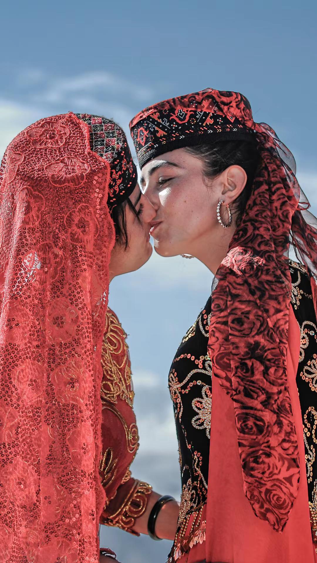 看看塔吉克族见面礼仪有多丰富和规范吧。塔吉克族的见面礼是我在国内见过最为丰富和规