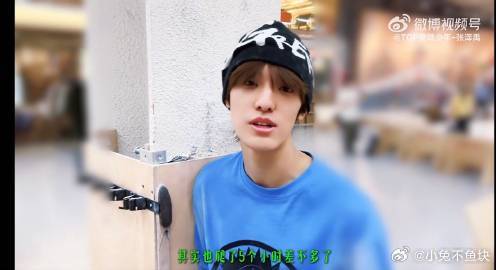 张泽禹刚下飞机就去攀岩 飞机一落地，张泽禹就用“攀岩五小时”的方式刷新了大家对疲