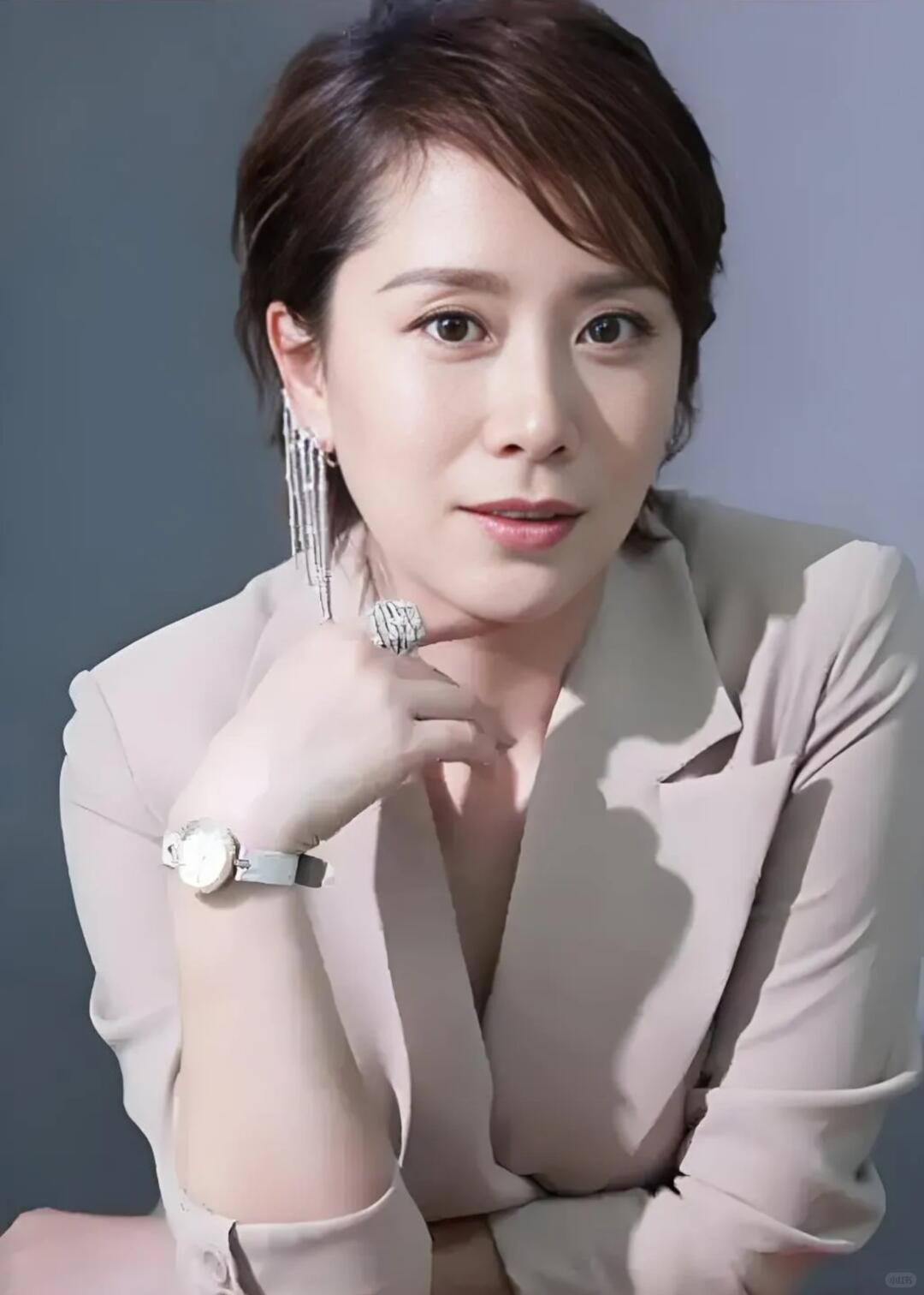 海清（本名黄怡，1977年生），南京艺术世家出身，从舞蹈尖子到“国民媳妇”，再到