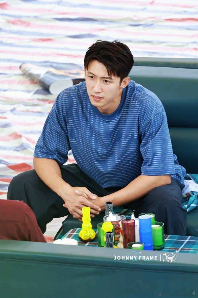 黄景瑜二十年前已经懂带货了 黄景瑜把张小满二十年前带货的情节演绎得淋漓尽致，从发