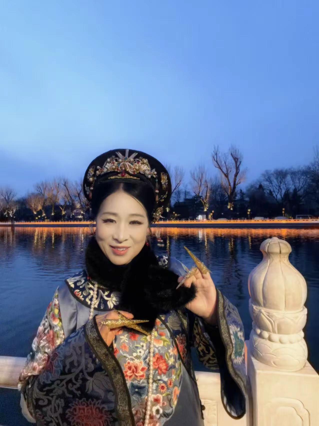 清代服饰，皇后娘娘与格格真美。👍🏿👍🏿