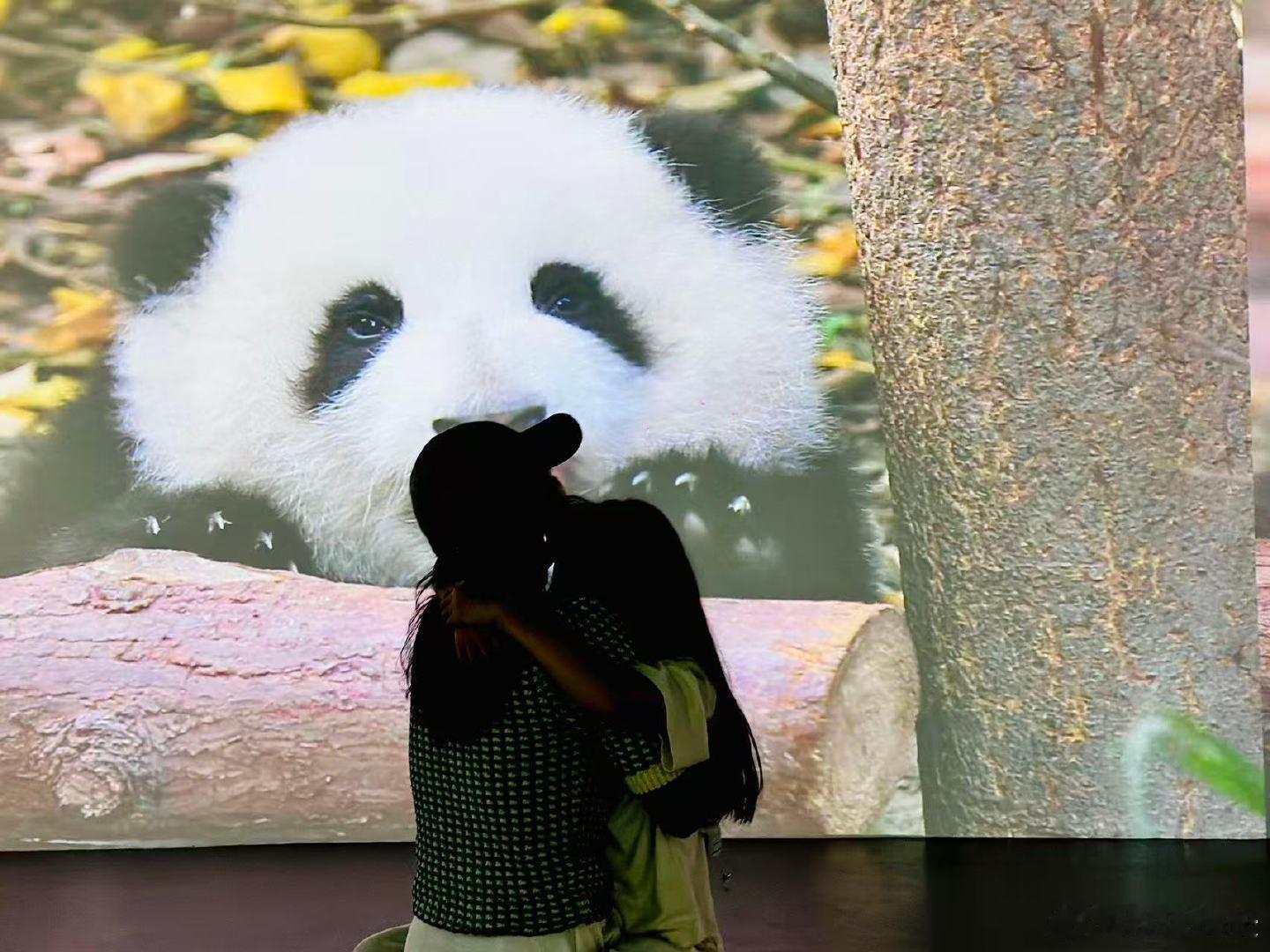 章子怡带儿女逛灯会三亚偶遇章子怡带儿女逛灯会章子怡带儿女逛灯会，陪着儿女和熊猫玩