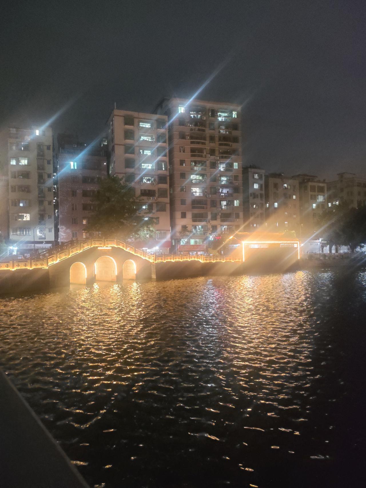 上联:天天平平安安
下联:事事圆圆满满
横批:如意吉祥