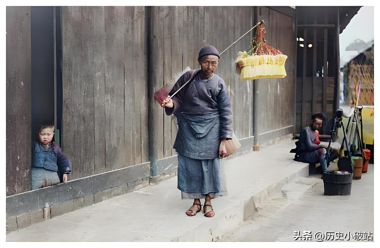 1926年的成都街头，一位年迈的老者头戴着一顶经典的瓜皮圆帽，沿街缓缓行走，手中