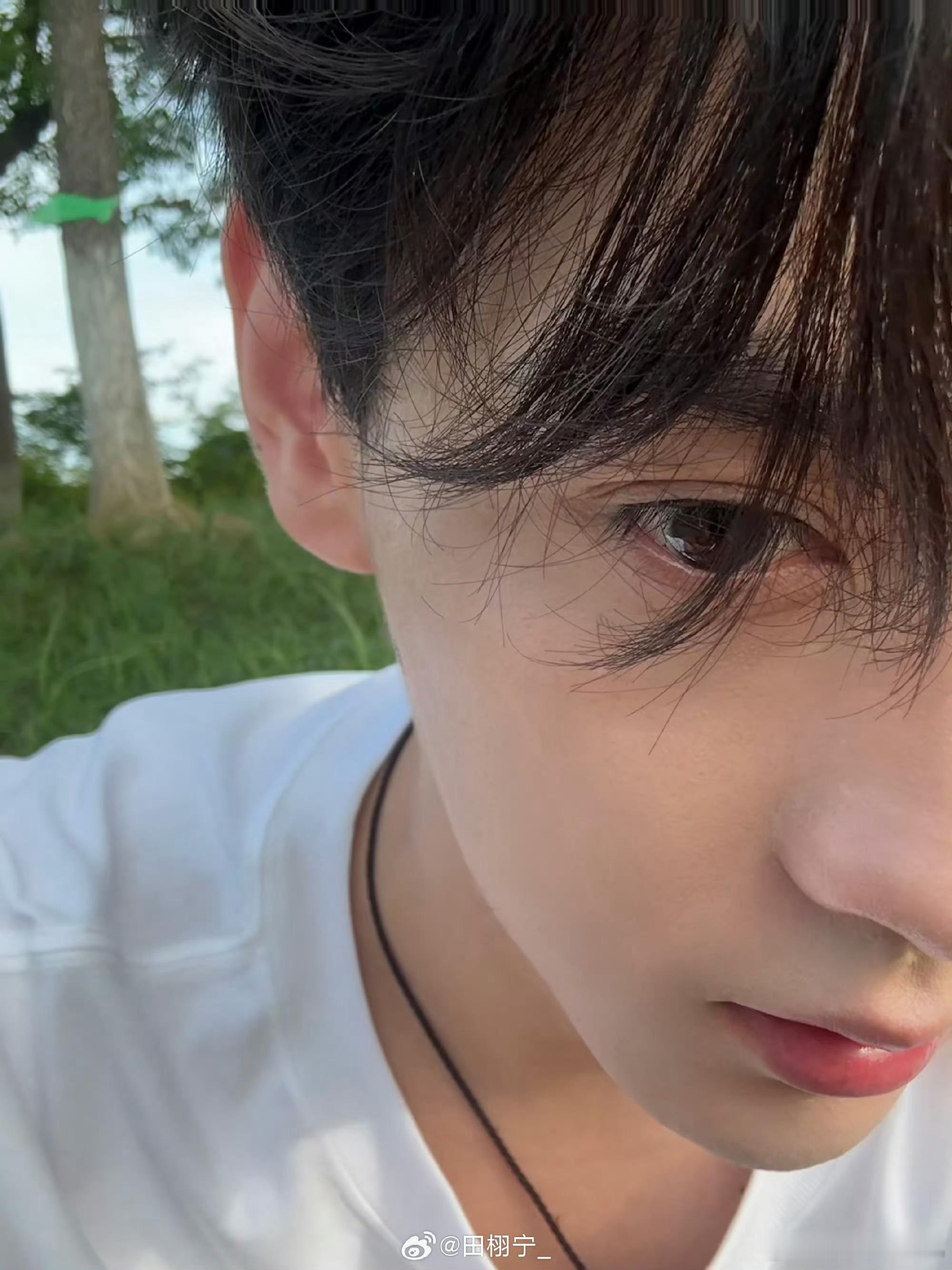 田栩宁今日份营业，简单的白T，妥妥男大[期待] ​​​