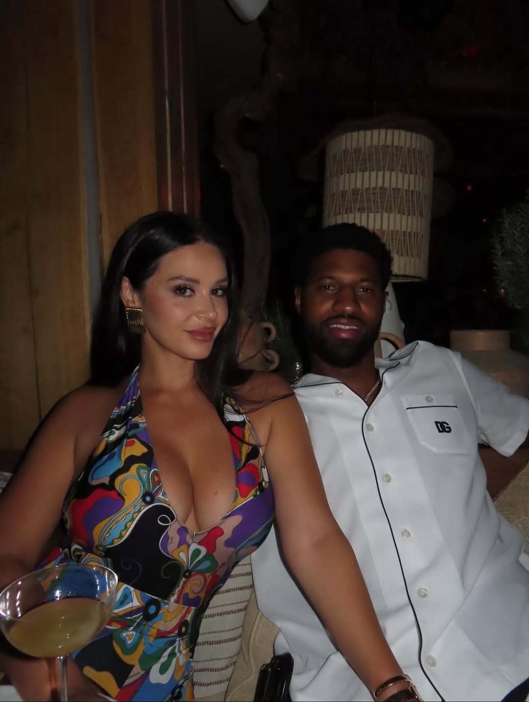 NBAFashionfits官方分享了一组乔治和嫂子丹妮拉的合照，并配文：“PG