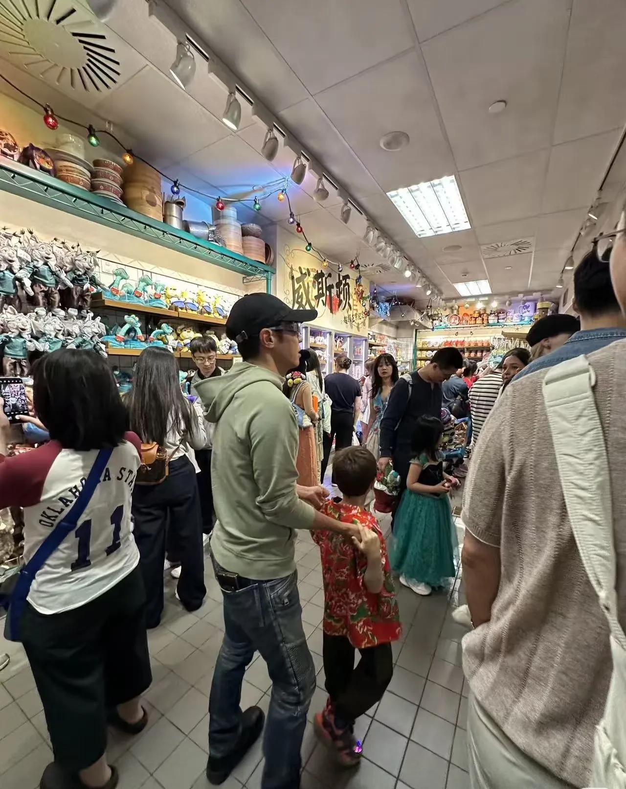 撒贝宁太有意思了，
带娃去逛迪士尼了，
还给儿子穿了一件东北花衬衫！
妻子李白站