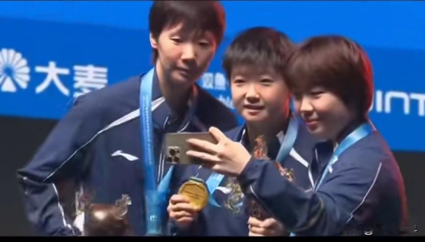 姐仨，代表的是当前女乒队伍的实力。曼玉和莎宝，姐妹俩冲锋陷阵，能力水平越来越接近