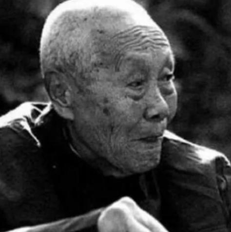 晚清时期，婉容把太监孙耀庭叫进闺房，命令他伺候自己冲澡，谁知，当她解开衣衫，孙耀