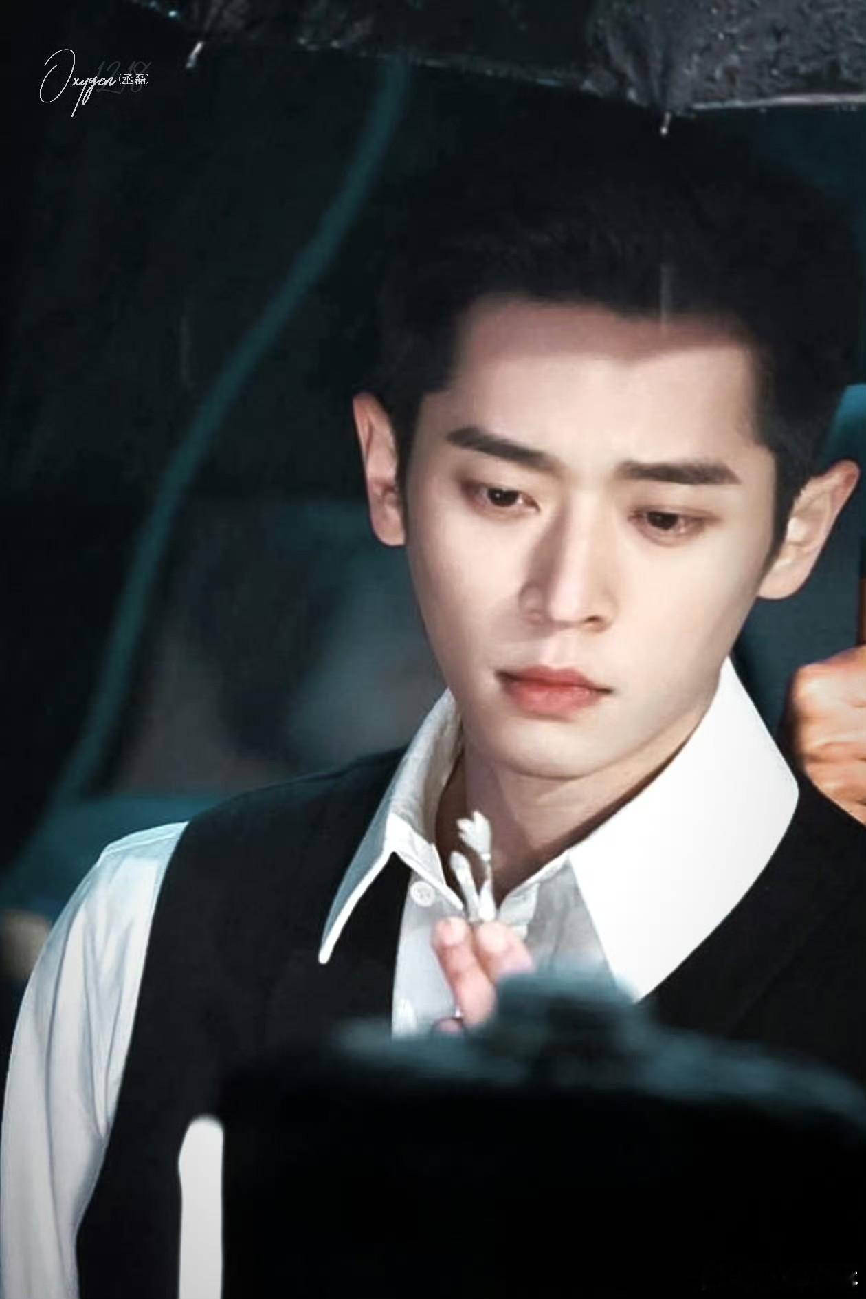 这次是真的阴湿男吻上破碎女了虞昶轩和叶平君的初遇太有感觉，霸道军阀与女学生的设定