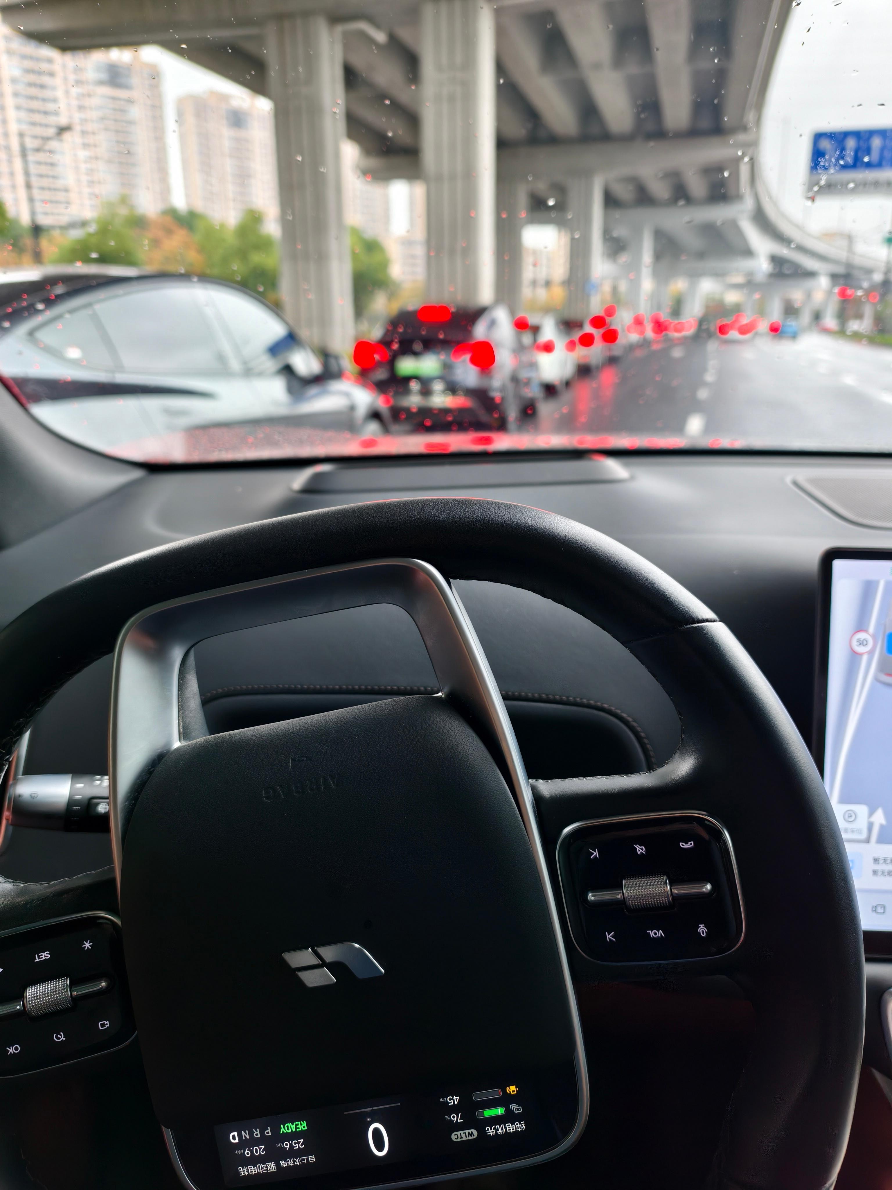 对于端到端智驾学会合理排队也很重要，也许现阶段需要用系统二来理解交通。 