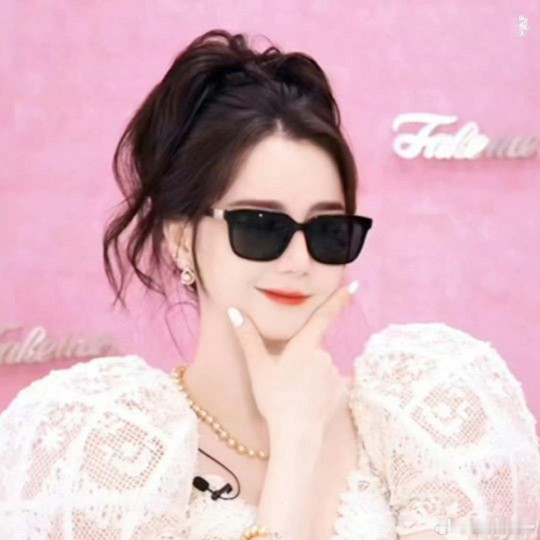 迪丽热巴直播穿高定戴高珠迪丽热巴直播高定首穿好美，热巴直播穿高定，还是首穿 