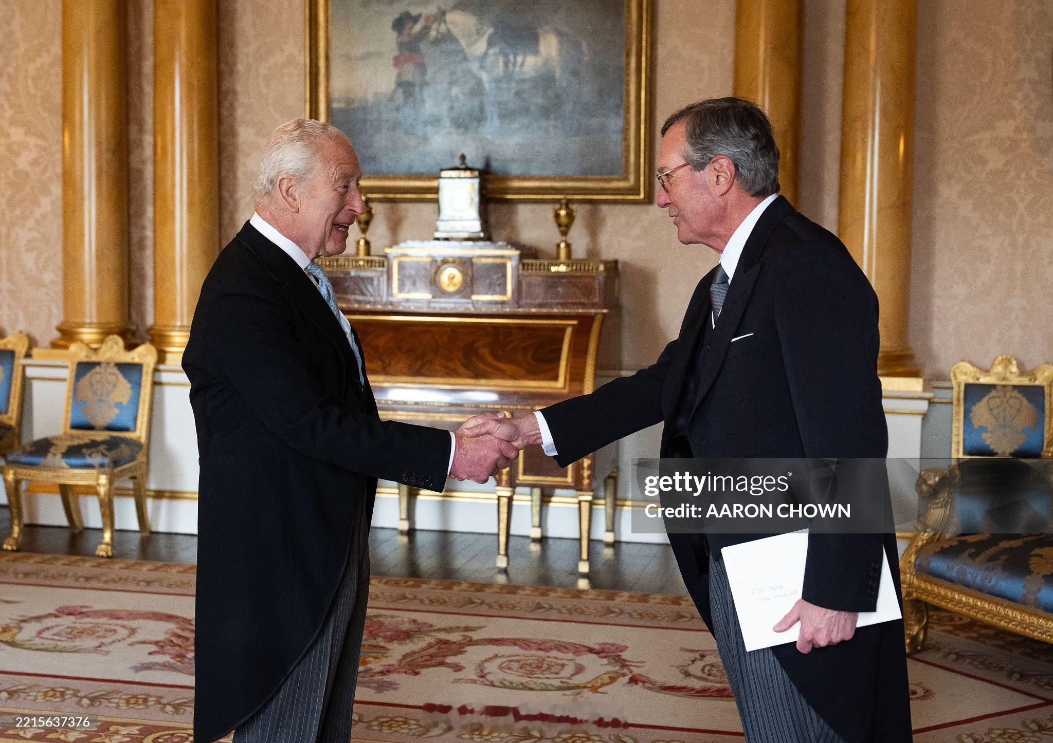 英国王室[超话]  2025年5月21日，查尔斯三世在白金汉宫分别接见美国驻英大