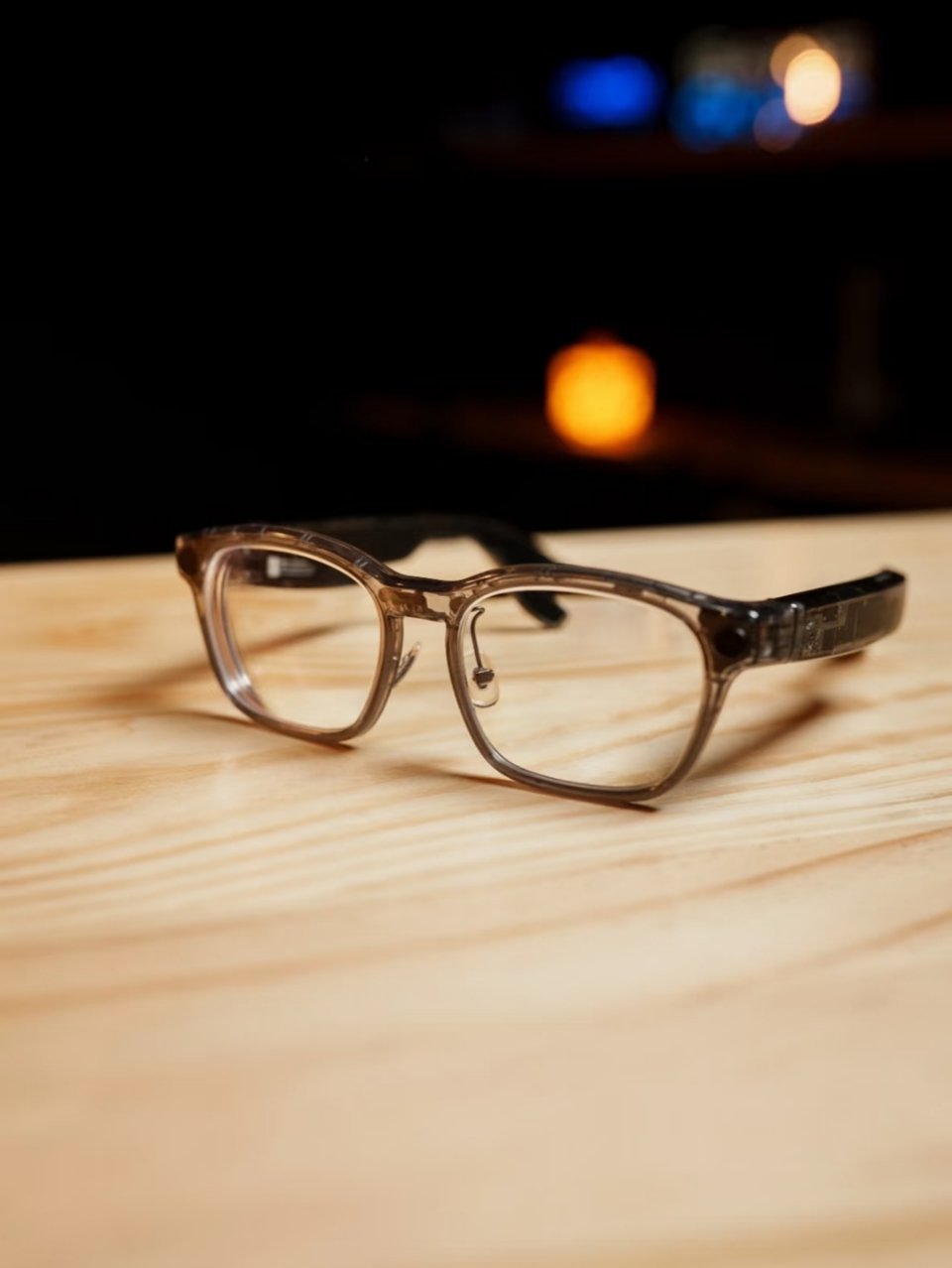 智能眼镜会代替传统手机吗不近视的人会戴智能眼镜吗短期内或许不能，但如果有更隐蔽的