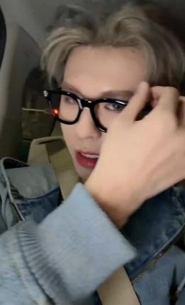 刷到直播超满足！何浩楠直播 收工后车上直播唠嗑，温柔报平安、比心让截图，治愈系营