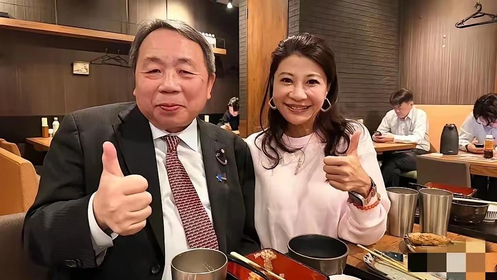 ↑联：欢声笑语满桌醉，
下联：莺歌燕舞同学会。