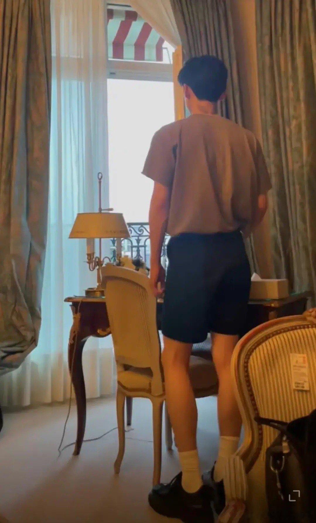 #白敬亭 纹身#小白脖子后面纹身是翅膀，也就是翼，和轶是谐音，嗑一口不过分吧[挤