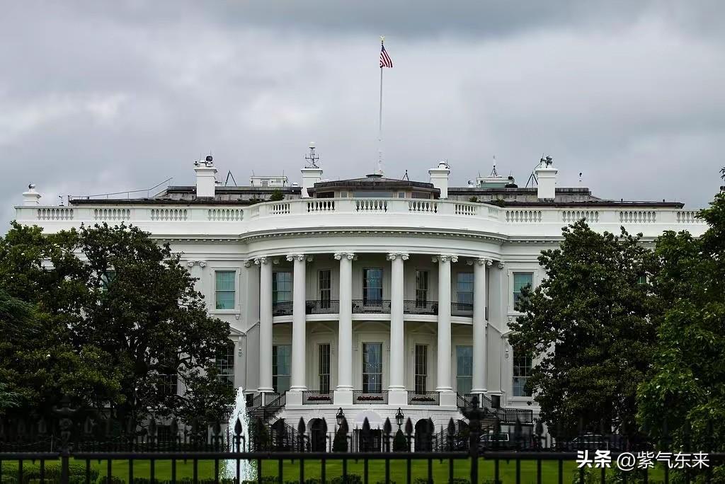 美国也开始做两手准备了

进可攻，退可谈

一边继续轰炸伊朗，一边准备和谈！
