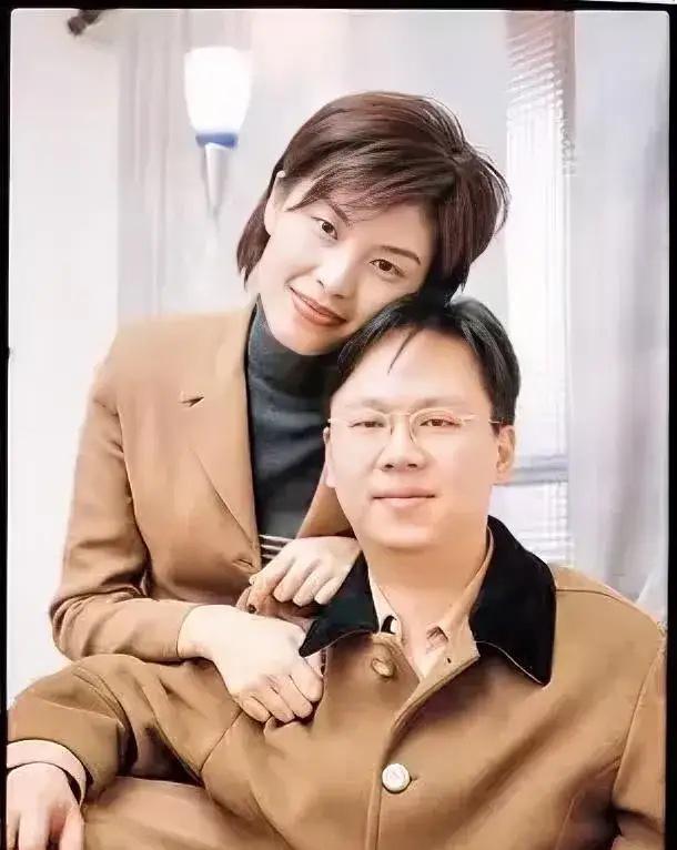 郑丽文的丈夫骆武昌成熟稳重，内敛又可靠的气质。沉稳真的是刻在骨子里的加分项！这种