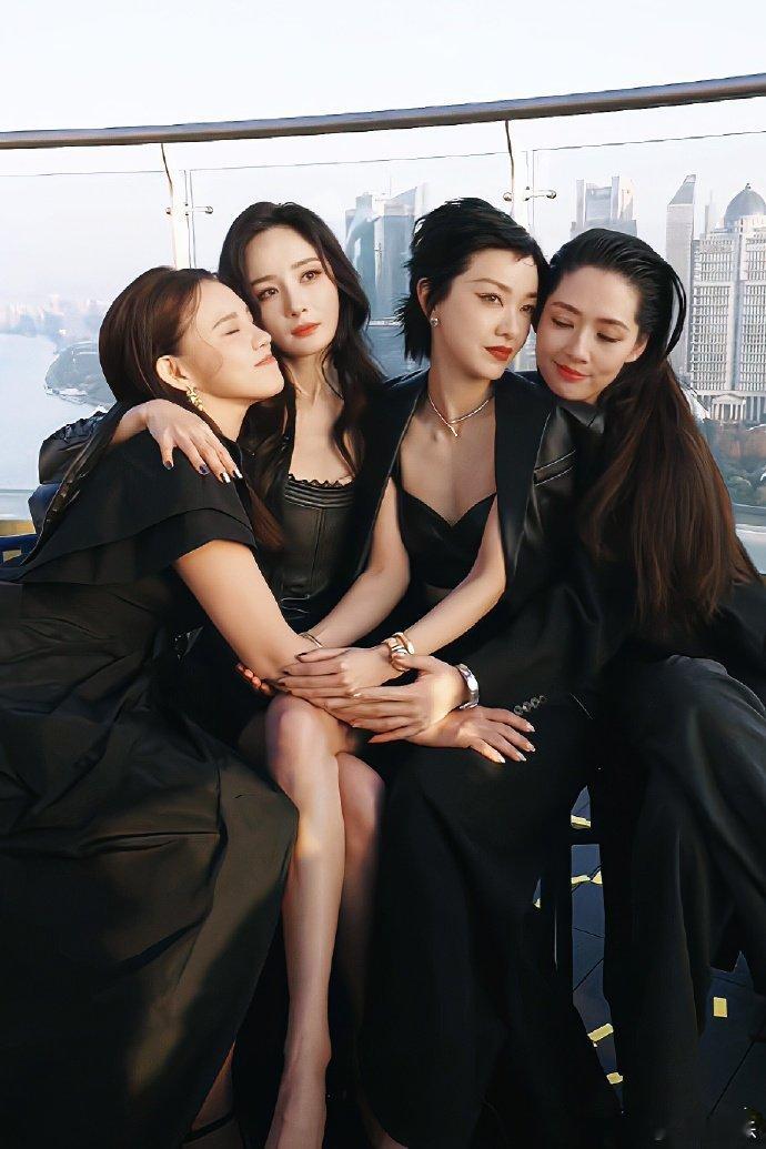 时光悄然流逝，多年已过，然而她们依旧保持着当年的模样，令人感慨万千，这是岁月给予