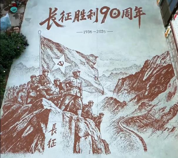 “上新华社了！”10月21日，山东滨州，一男子拿出自家的小麦，想要晒一晒，看着宽