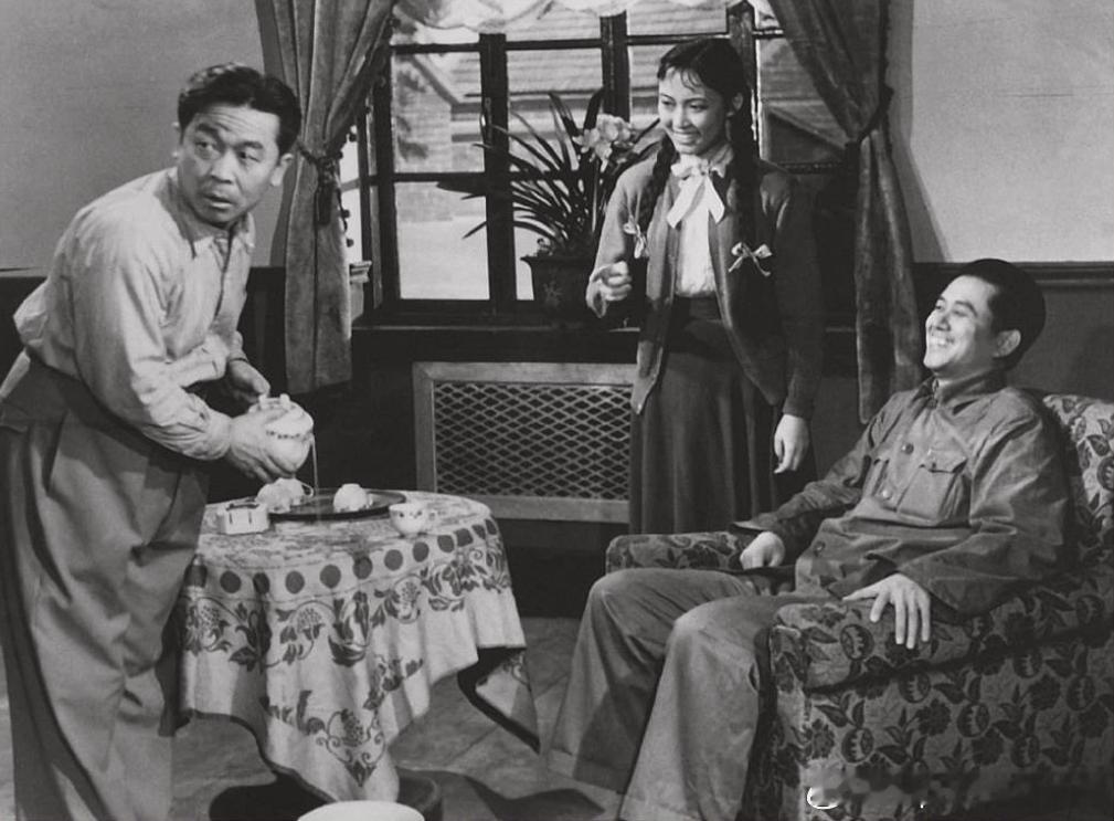 1956年电影《新局长到来之前》剧照，左一李景波饰演的牛科长，左二苏剑峰饰演的苏