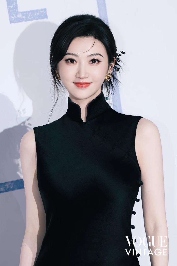景甜出道就是女主戏，
这么多年没人骂她是“资源咖”
因为她没抢别人的角色，还给其