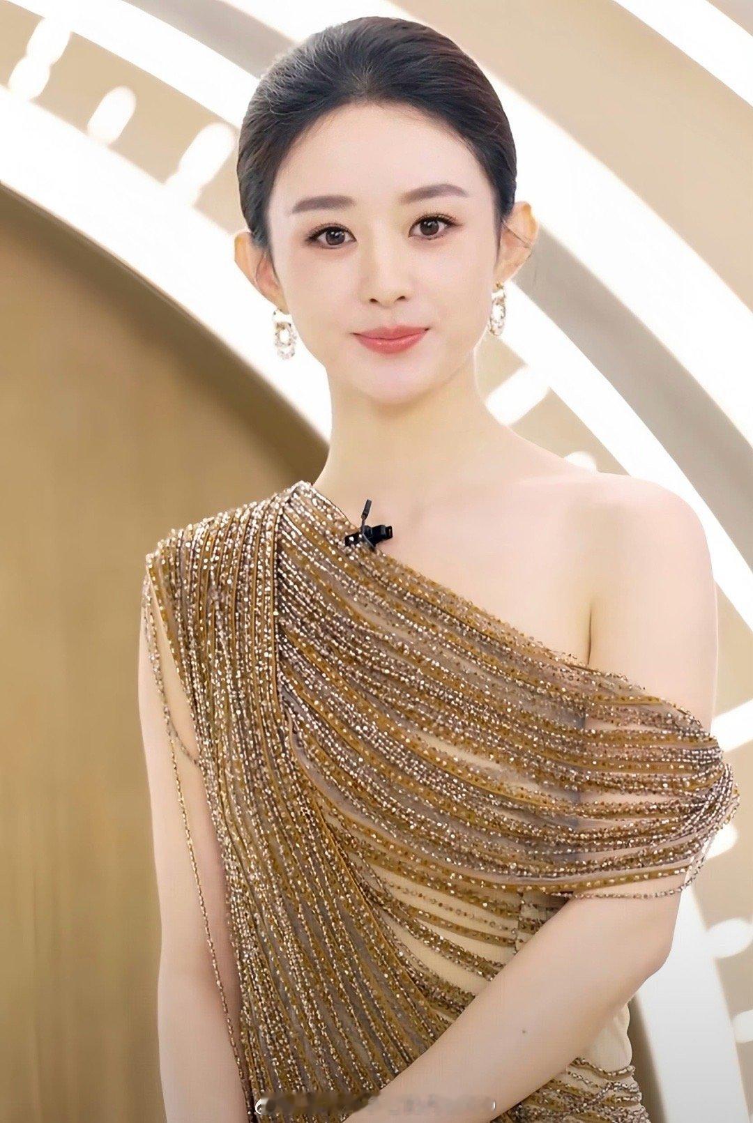赵丽颖品牌直播截图，好完美的一颗头，大光明都这么好看[好喜欢][好喜欢] ​​​