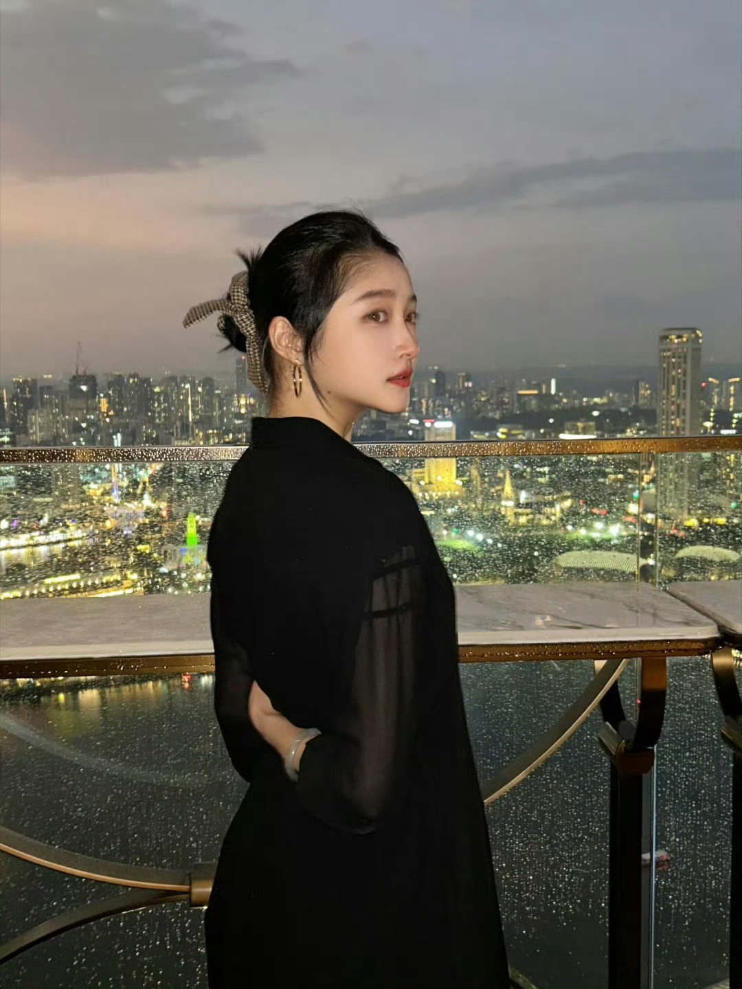 关晓彤是手太大还是脸太小关晓彤这脸也太小了吧，真气质挂美女吧，个高腿长，但是头小