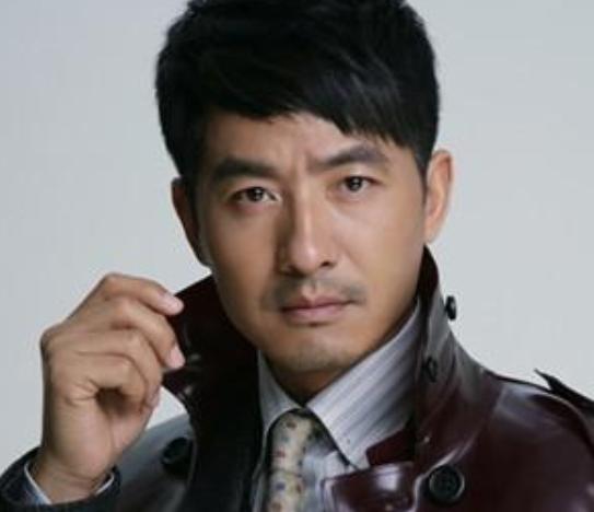 演员郭晓东曾在社交平台发文《我打的第一份工——掏下水道》，详细回忆了自己初中辍学