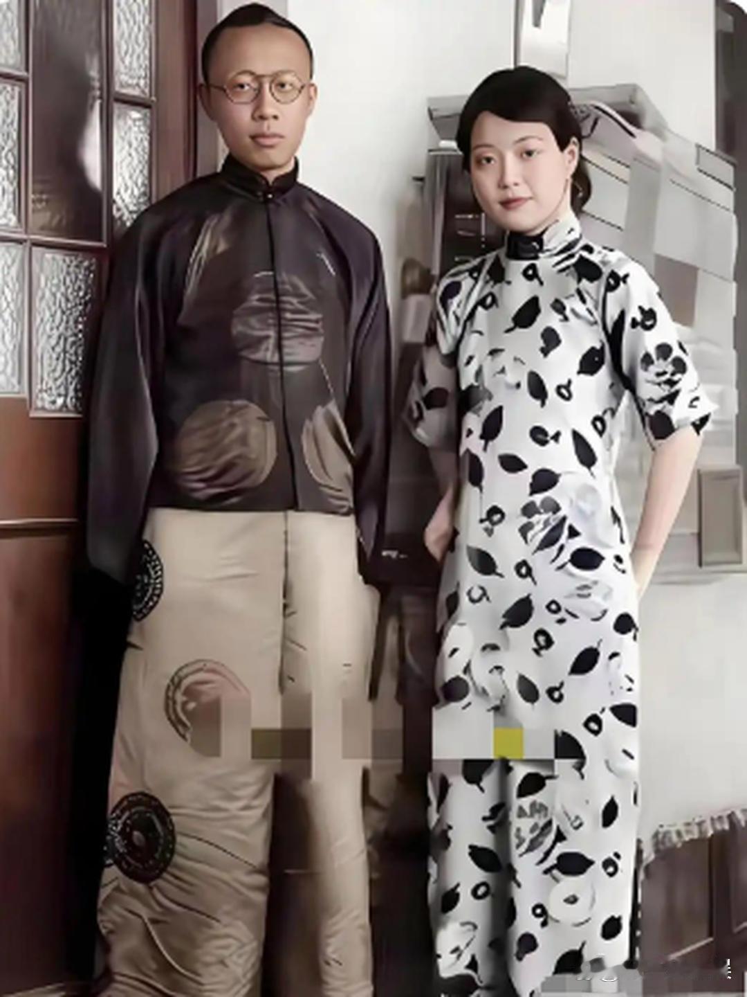 这才是溥仪和妻子婉容在天津留下的一张真实合影，彼此，他们身着时尚，非常时髦，现代