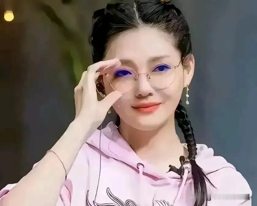 不得不说：做为一个演员，她的演技真的有待提高。因为你毕竟早已经是两个孩子的妈妈。