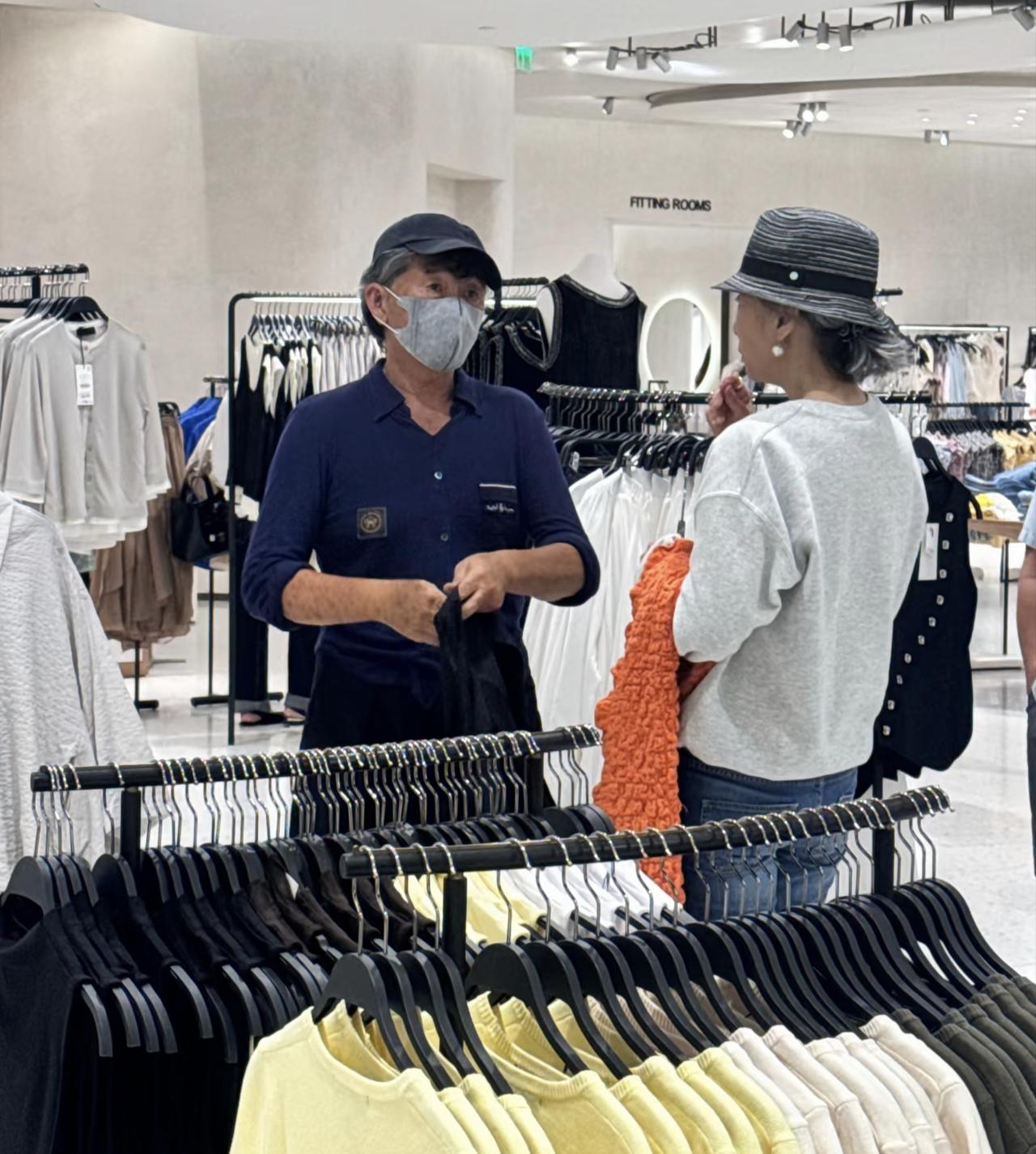 79岁林子祥和65岁叶蒨文在香港中环买衣服、吃饭被偶遇。夫妻俩穿衣打扮低调又不失