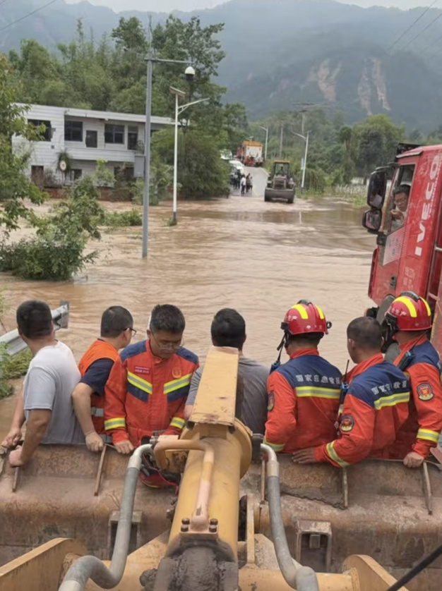 #专家分析中东部暴雨为何又早又猛#【气象专家分析中东部接连遭受暴雨洪涝灾害：天气
