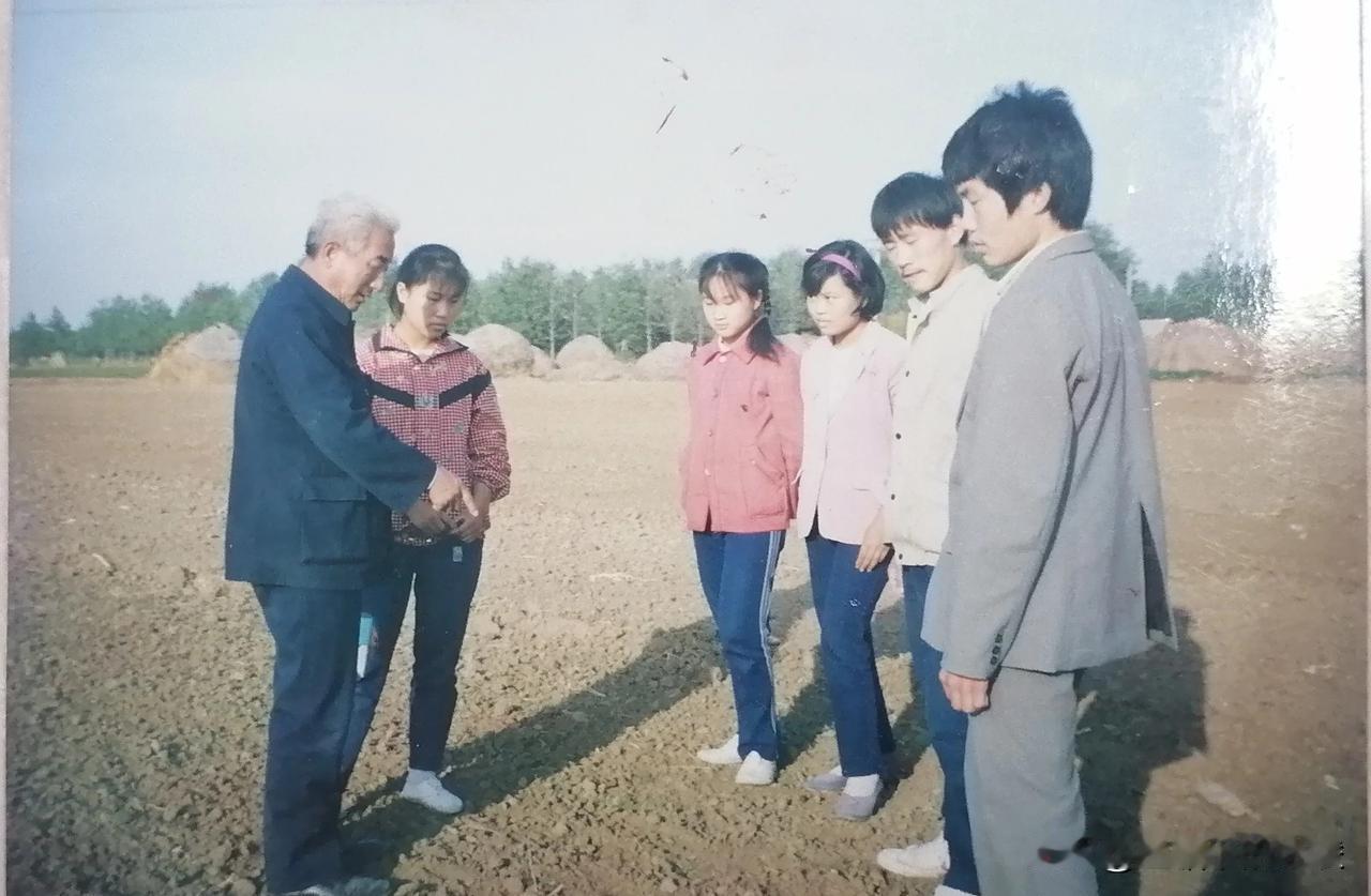 1999年拍的莒县职业农艺师范校长带领学生进行立体种植设计。