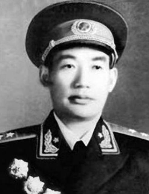 1963年，南京军区来了一个新政委，许世友看到他却面露苦色，因为许世友爱喝酒，可