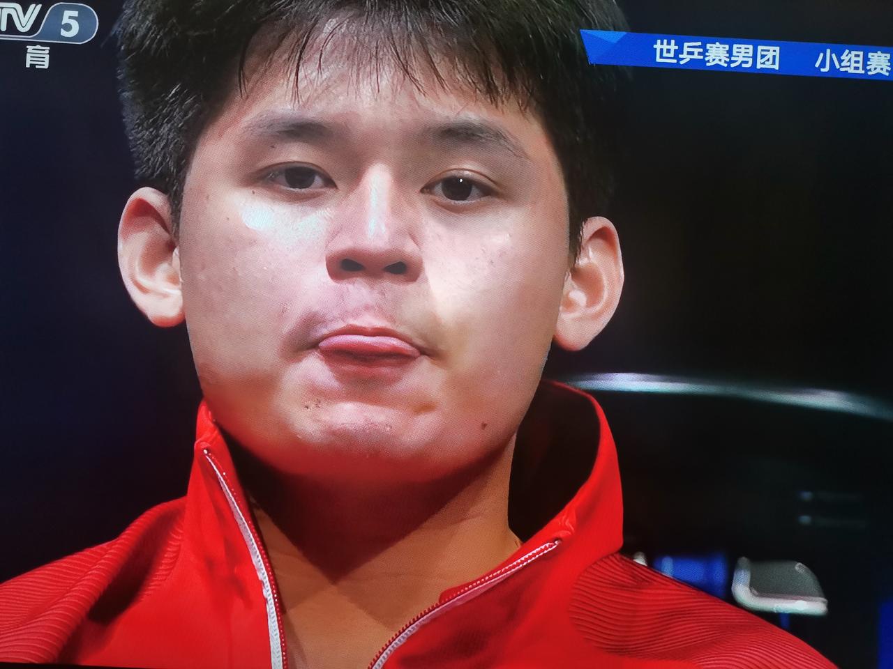 东道主英格兰男队距离拿下一分就差了那么一点点，关键时刻我们的大胖“梁满局”没有让
