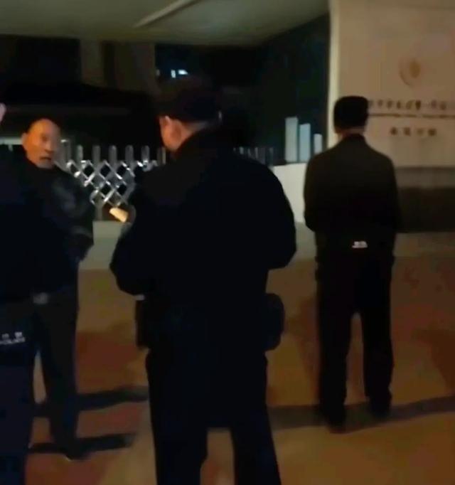 洛阳一80岁爷爷记错时间，凌晨1点多把孙女扔校门口就走了，孩子穿个单校服冻得发抖