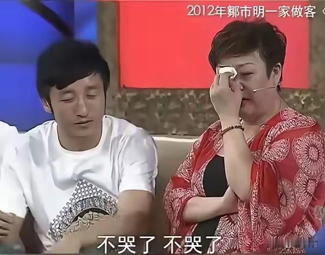 邹市明的妈妈和妻子冉莹颖爱他的方式不同。

邹市明的一家曾一起上鲁豫的节目。
