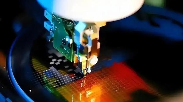 当全世界求购中国芯片时，我们悄悄在棋盘上换了身份

【综合消息】全球AI基建热潮