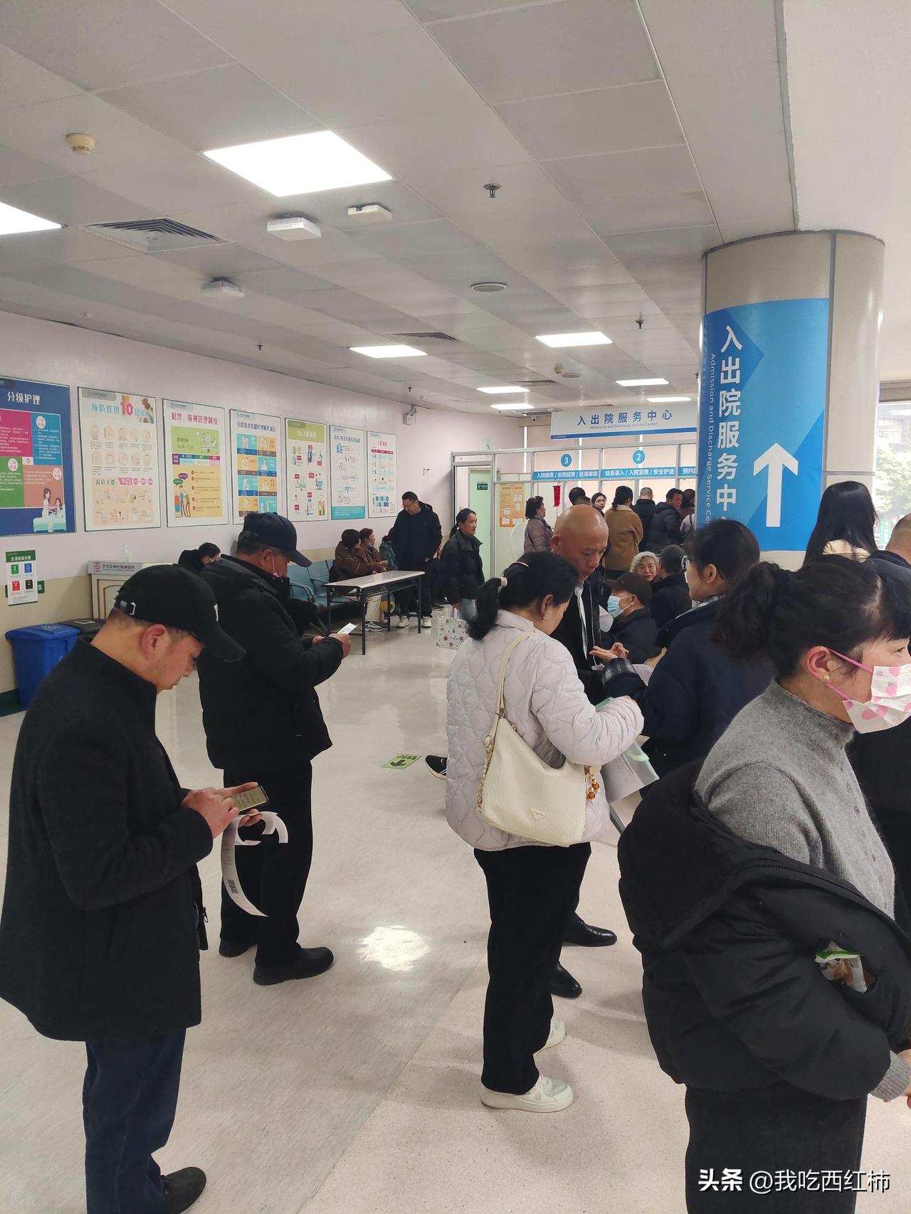 不婚主义者真的好吗？
今天去医院做检查，里面人山人海，其中有一部分老人都没有家人