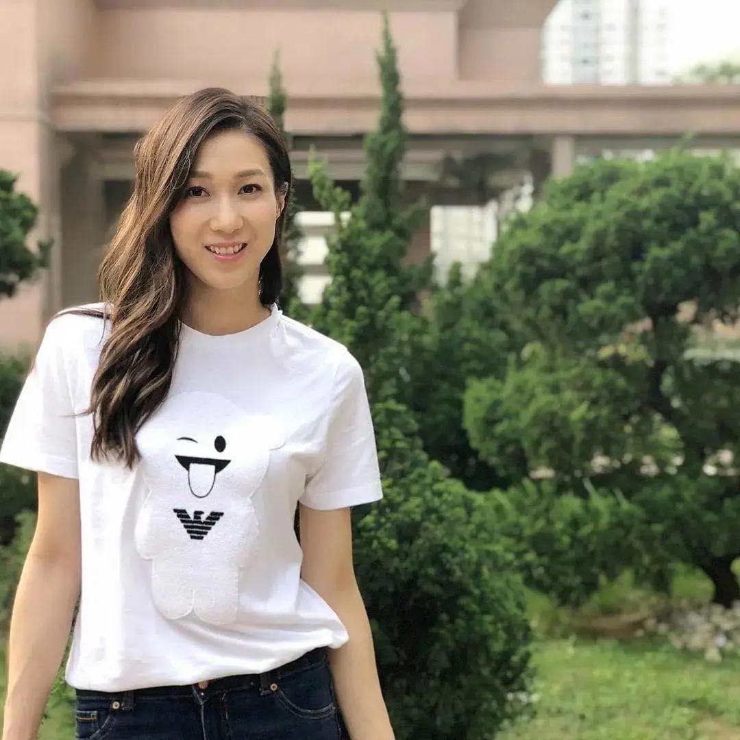 最难以理解的两个已婚女艺人钟嘉欣、胡杏儿，钟嘉欣老公是整体理疗师，说白了就是有点